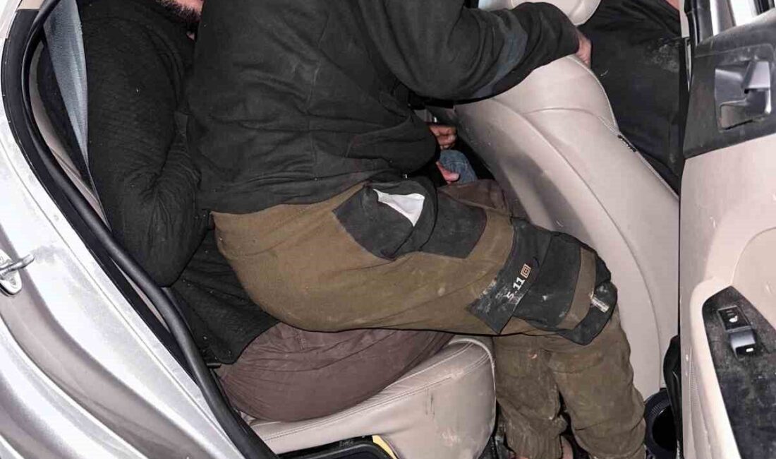 Hatay genelinde gerçekleştirilen göçmen kaçakçılığı operasyonlarında takibe alınan 3 araçta,