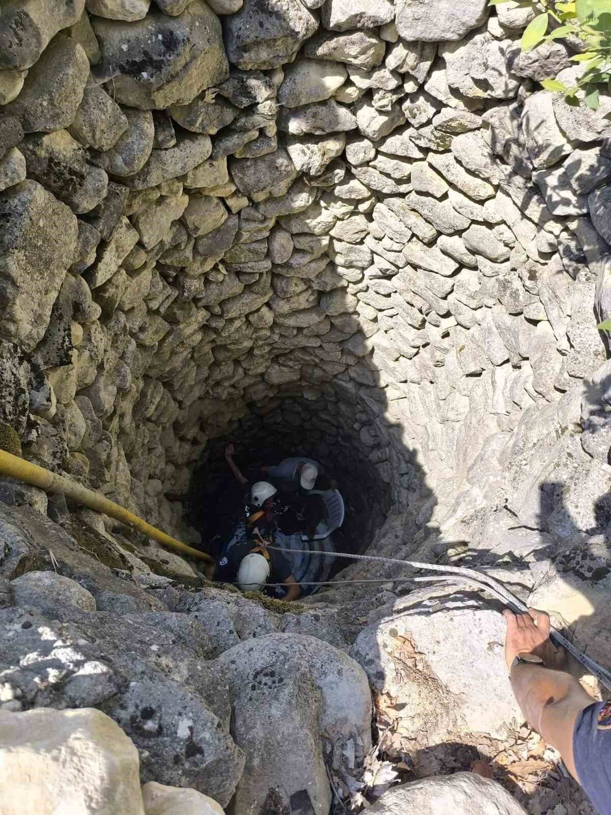 HATAY (İHA) – Hatay’da 7 metre derinliğindeki kuyuya düşerek yaralanan