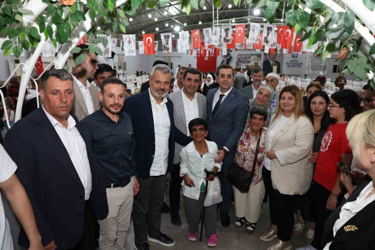 Hatay Büyükşehir Belediyesi, kentte yaşayan 94 engelli vatandaşı umre görevi