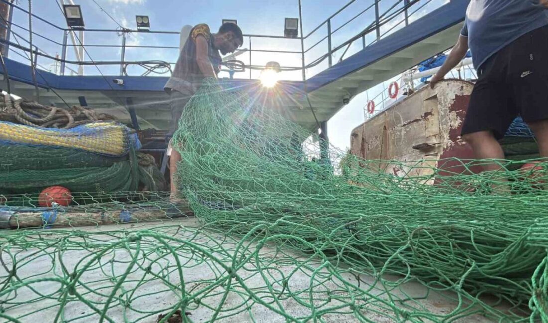 Hatay’da balıkçılar İskenderun Balıkçı Barınağı’nda düzenlenen programın ardından “vira bismillah”