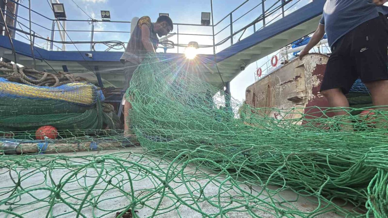 Hatay’da balıkçılar İskenderun Balıkçı Barınağı’nda düzenlenen programın ardından “vira bismillah”