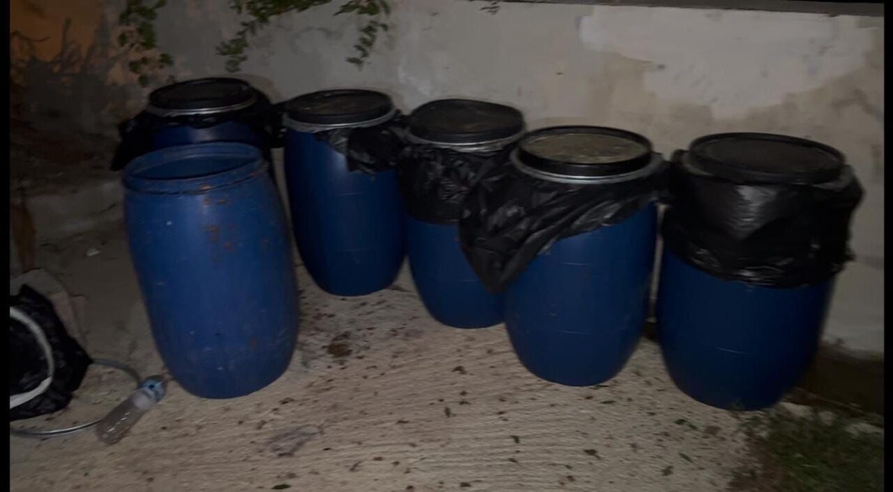 Hatay’ın Samandağ ilçesinde bin 260 litre sahte içki ile içki