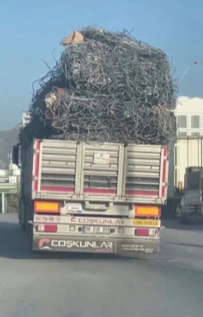 Hatay’da aşırı ve düzensiz yükleme yapan demir yüklü tır, yürekleri