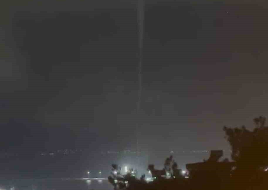 Hatay’da gece saatlerinde Akdeniz’de çıkan hortum, kameraya yansıdı. Edinilen bilgiye