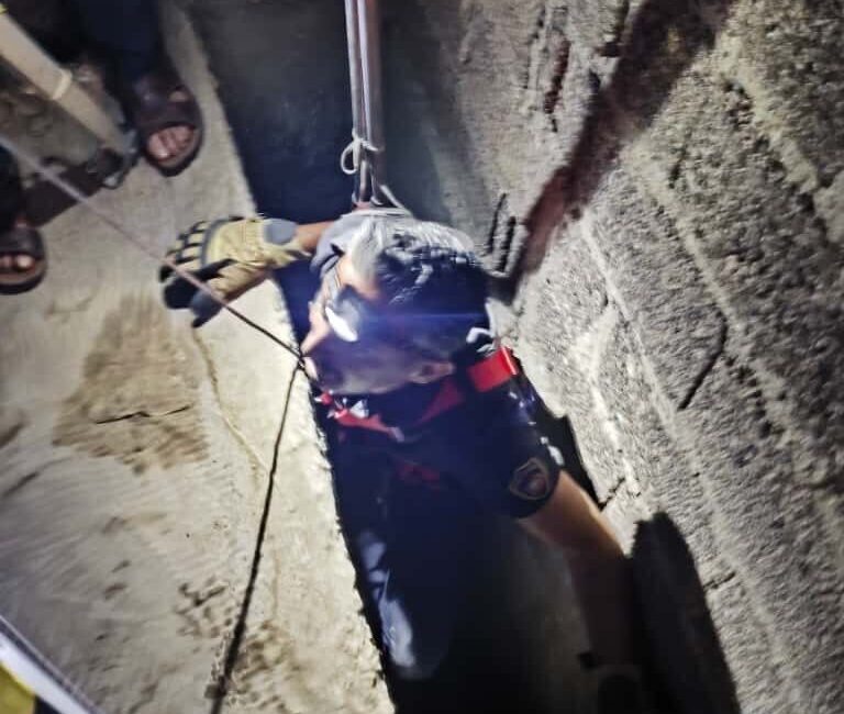 Hatay’da bir evin havalandırma boşluğuna düşen kedi, çevredekilerin ihbarı üzerine