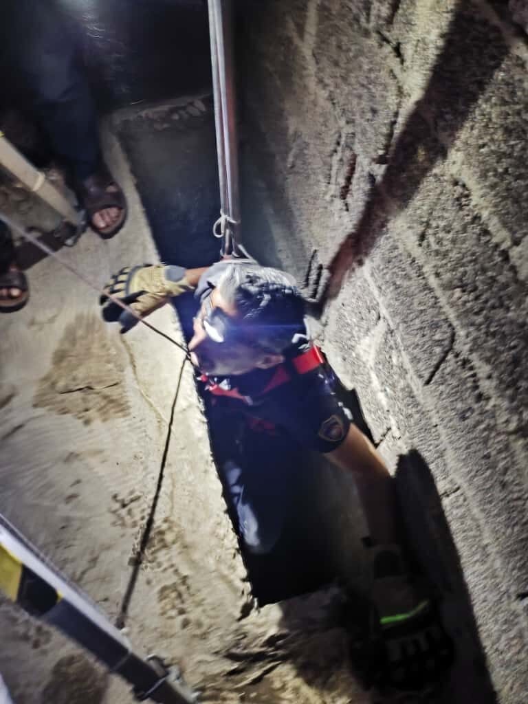 Hatay’da bir evin havalandırma boşluğuna düşen kedi, çevredekilerin ihbarı üzerine