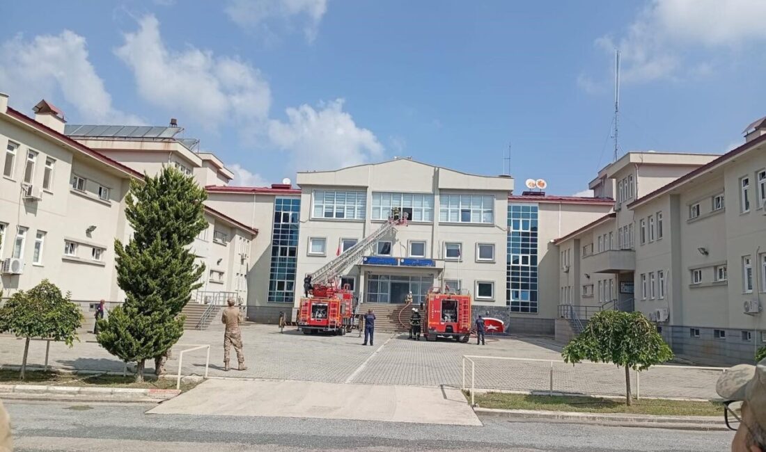 Hatay Büyükşehir Belediyesi itfaiye ekipleri tarafından jandarma personeline temel yangın