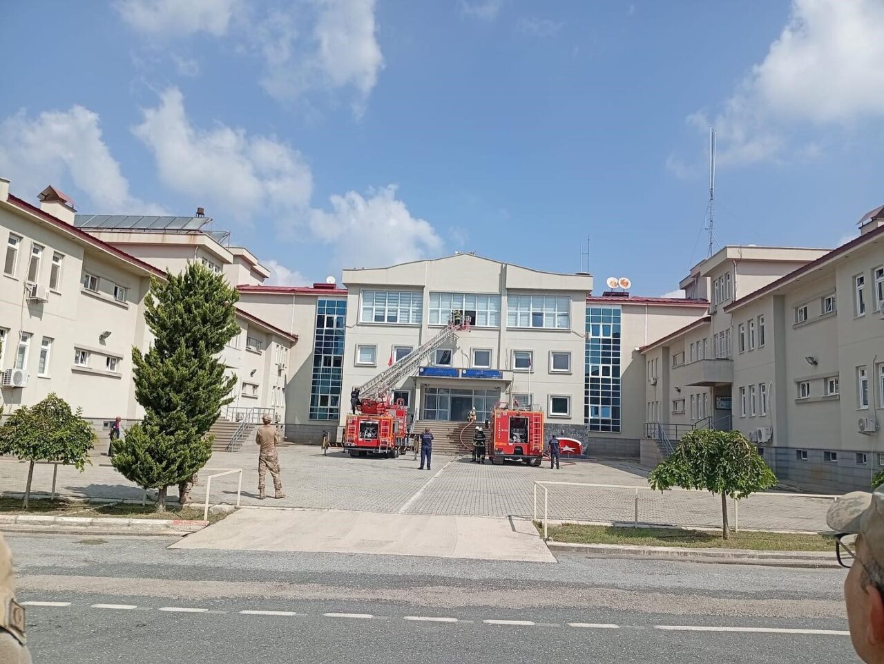 Hatay Büyükşehir Belediyesi itfaiye ekipleri tarafından jandarma personeline temel yangın