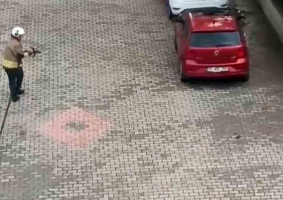 Hatay’da park halindeki bir otomobil, henüz bilinmeyen bir nedenle alev