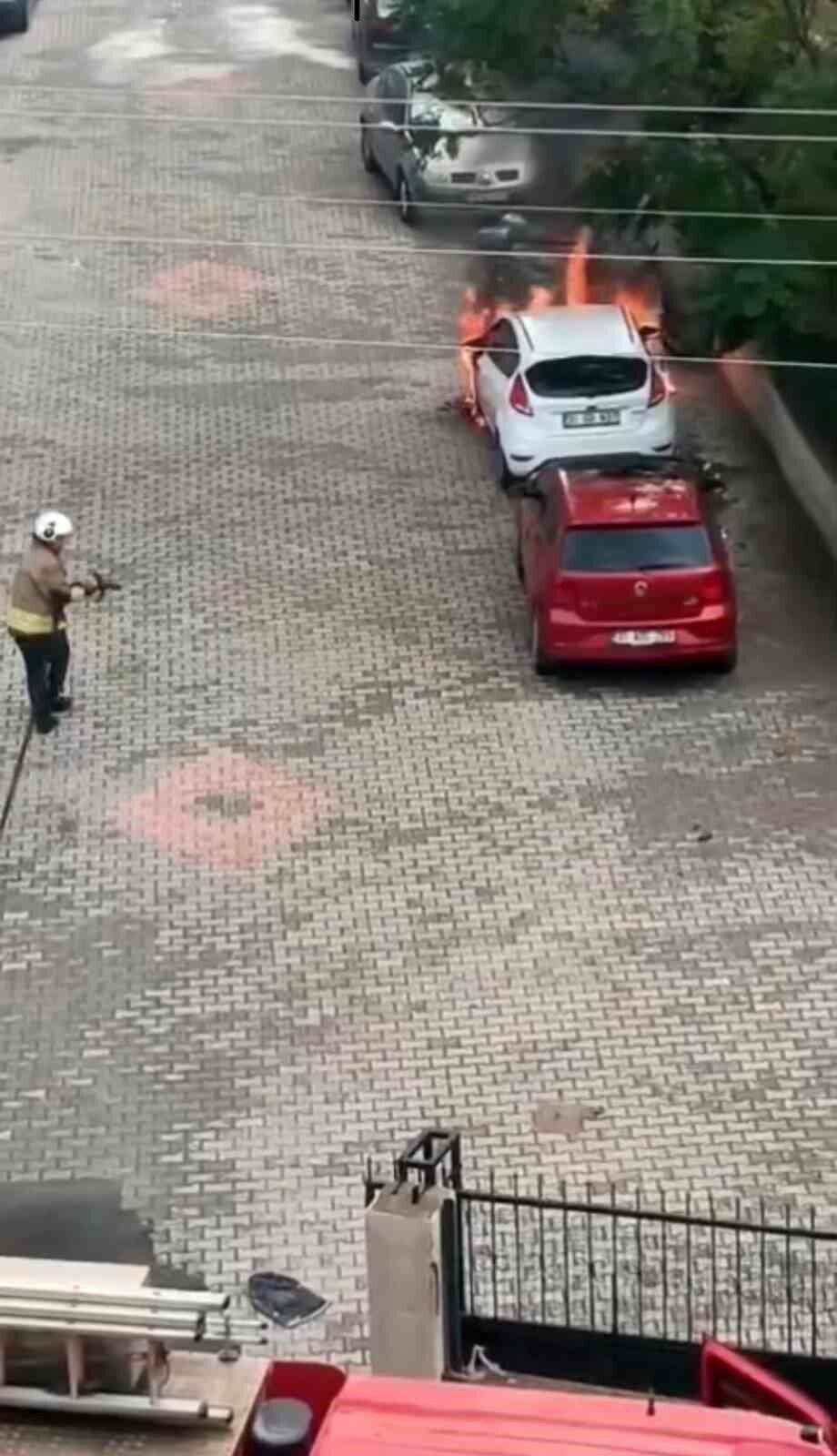 Hatay’da park halindeki bir otomobil, henüz bilinmeyen bir nedenle alev