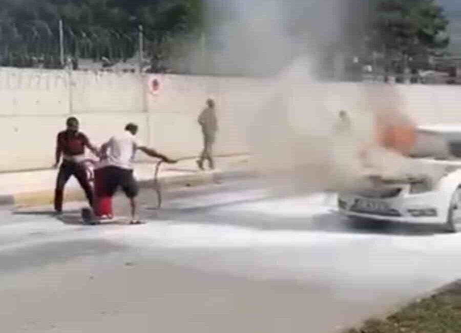 Hatay’ın İskenderun ilçesinde seyir halindeyken alev alan otomobilde yangın çıktı.
