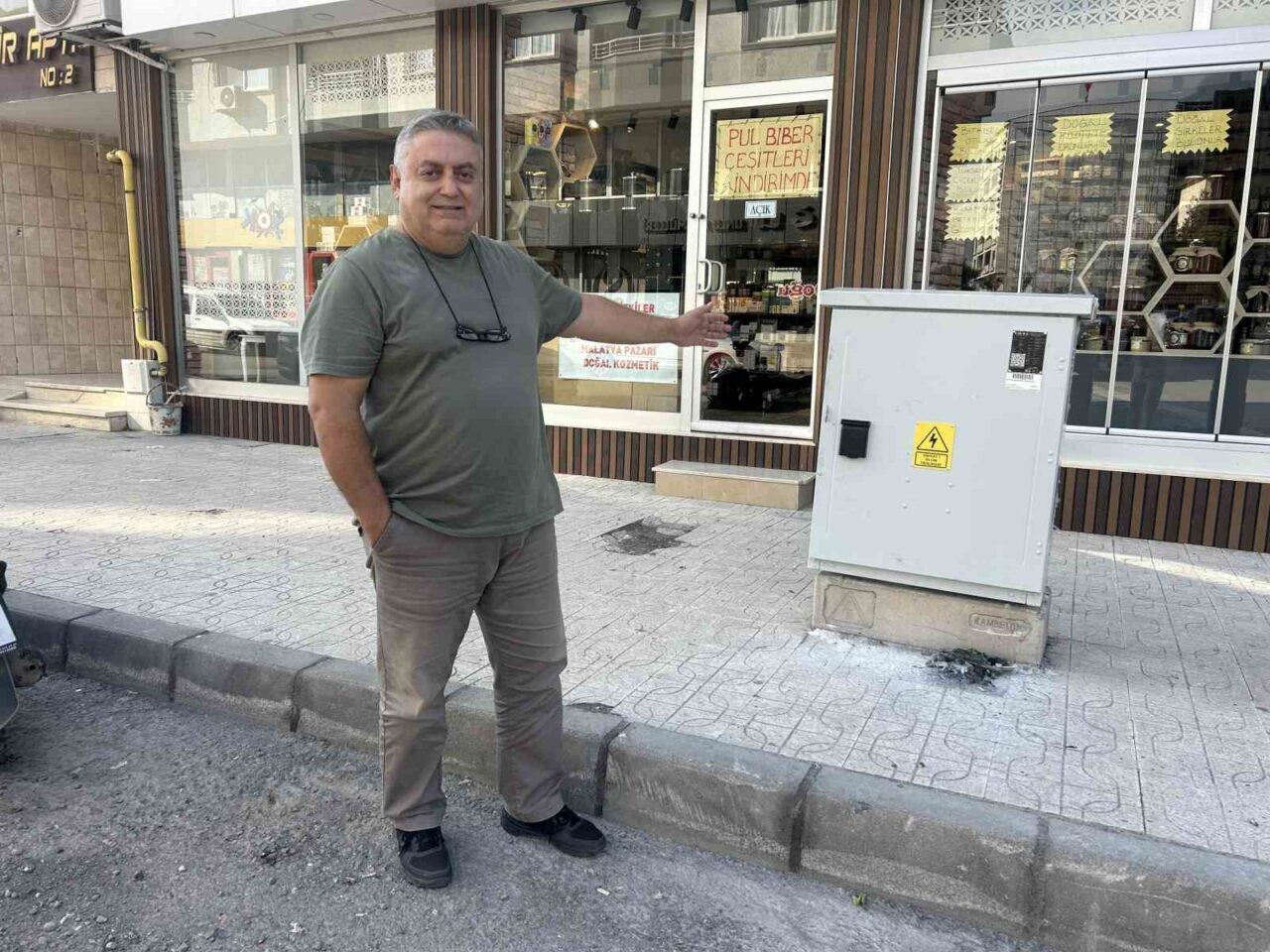 Hatay’ın İskenderun ilçesinde art arda patlamalar sonrası trafoda çıkan yangın,