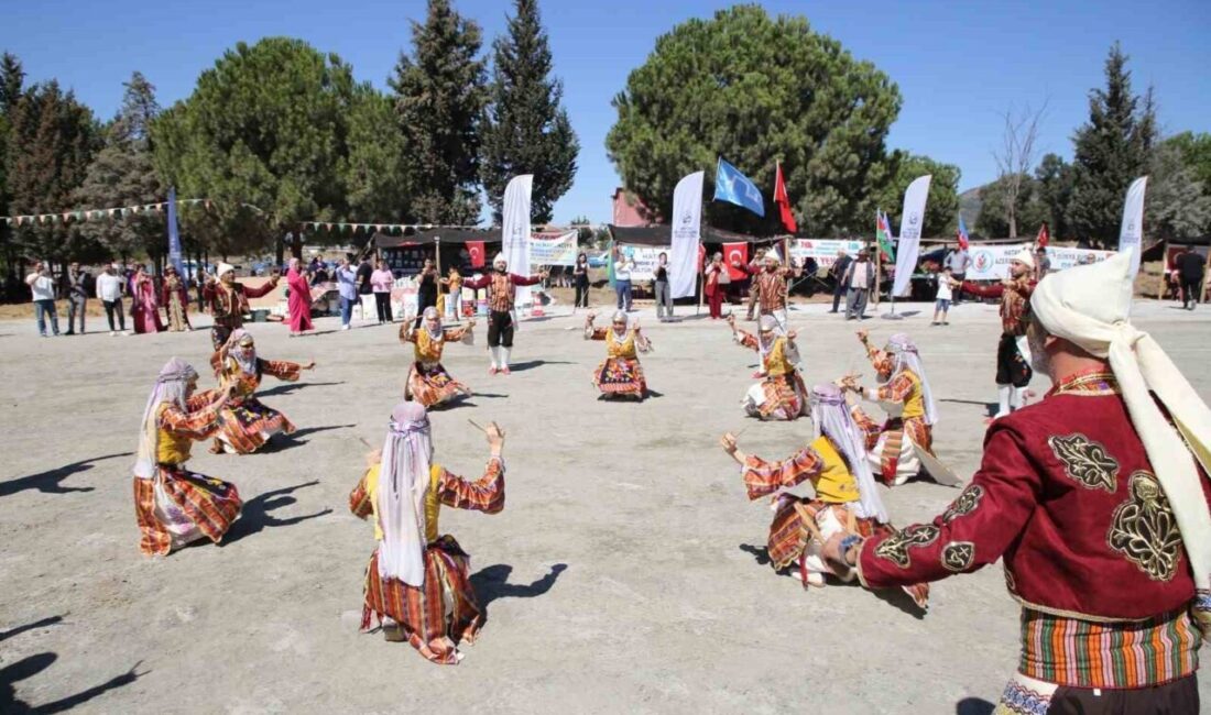 Hatay’ın Erzin ilçesinde düzenlenen Türkmen şenliği renkli görüntülere sahne oldu.