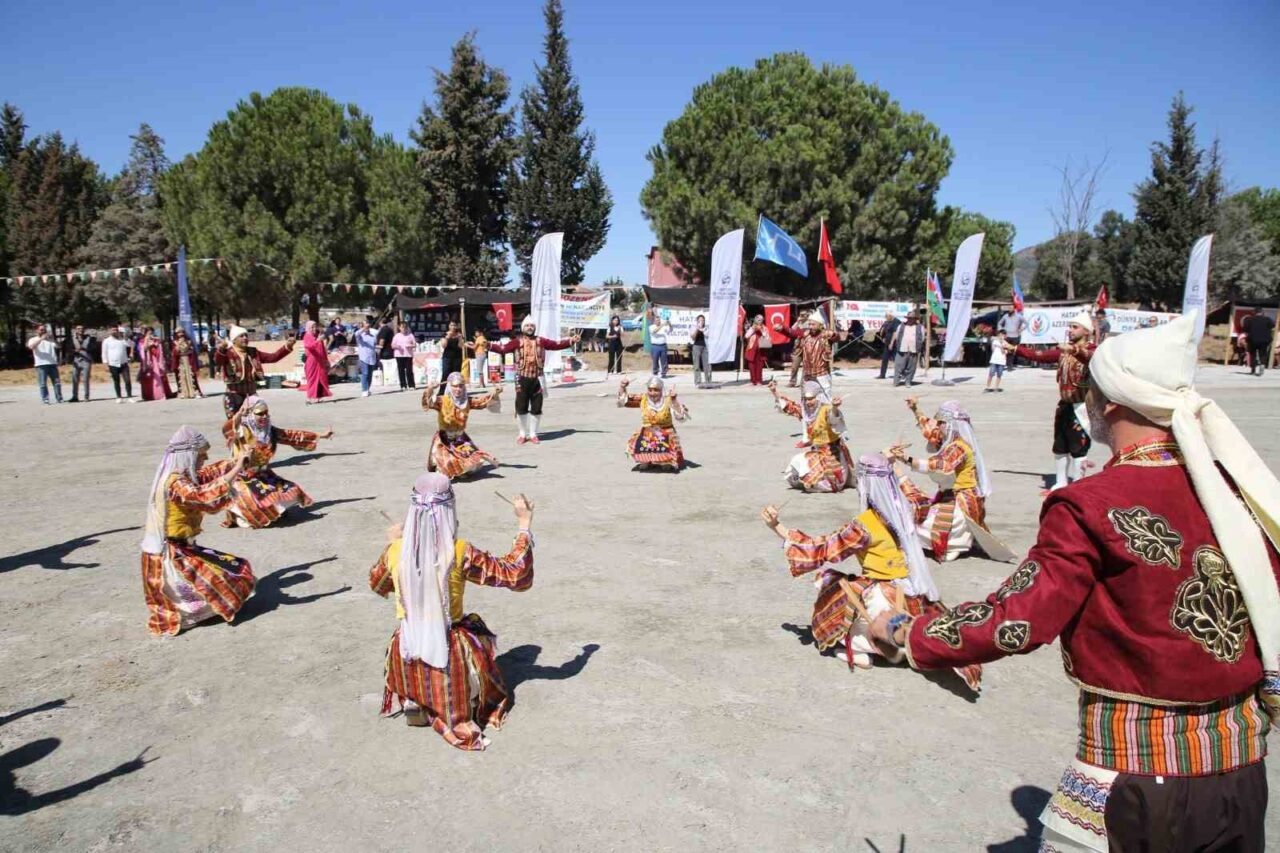 Hatay’ın Erzin ilçesinde düzenlenen Türkmen şenliği renkli görüntülere sahne oldu.