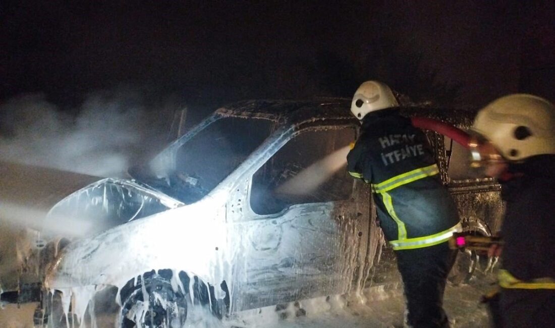 Hatay’da seyir halindeyken yanmaya başlayan araç kullanılmaz hale geldi. Yangın,