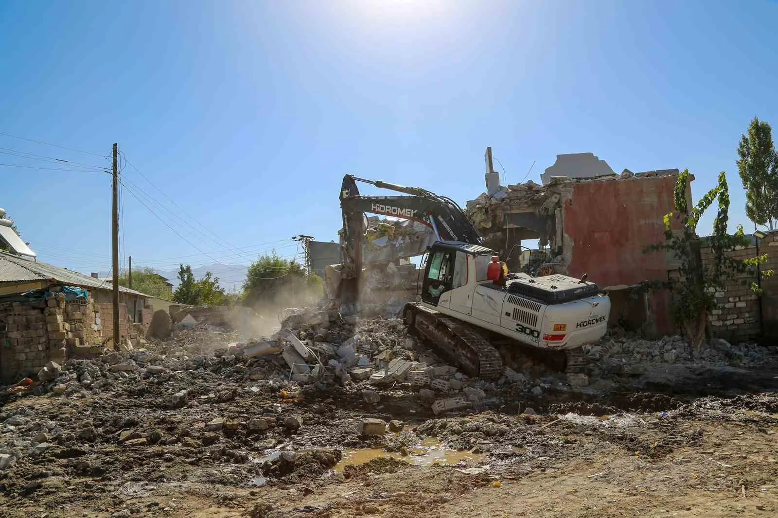 Van Büyükşehir Belediyesi, Hatuniye Caddesi’nin devamında bulunan ve yol çalışmaları
