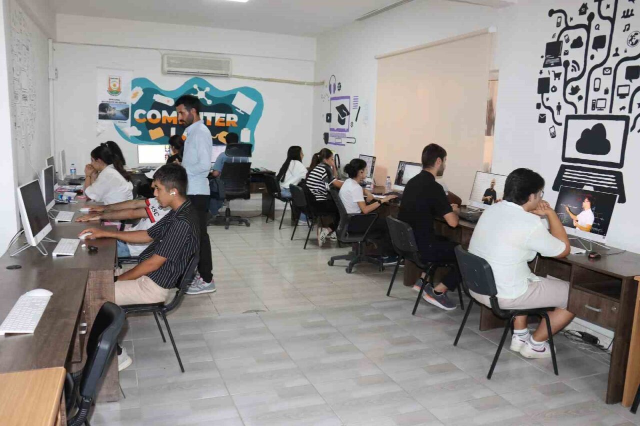 Şanlıurfa Büyükşehir Belediyesi Gençlik Merkezlerine giderek üniversite sınavlarına hazırlanan 40