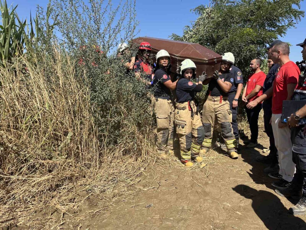 İzmir Torbalı ilçesinde kaza kuruma uğrayan eğitim uçağının içerisinde hayatını