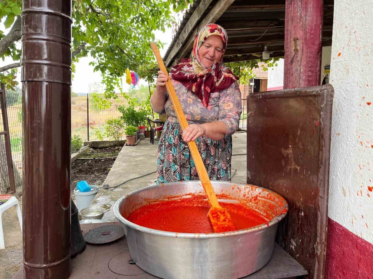 Tekirdağ’ın Hayrabolu ilçesinde vatandaşlar, geleneksel yöntemlerle kış hazırlıklarına başladı. Sabahın