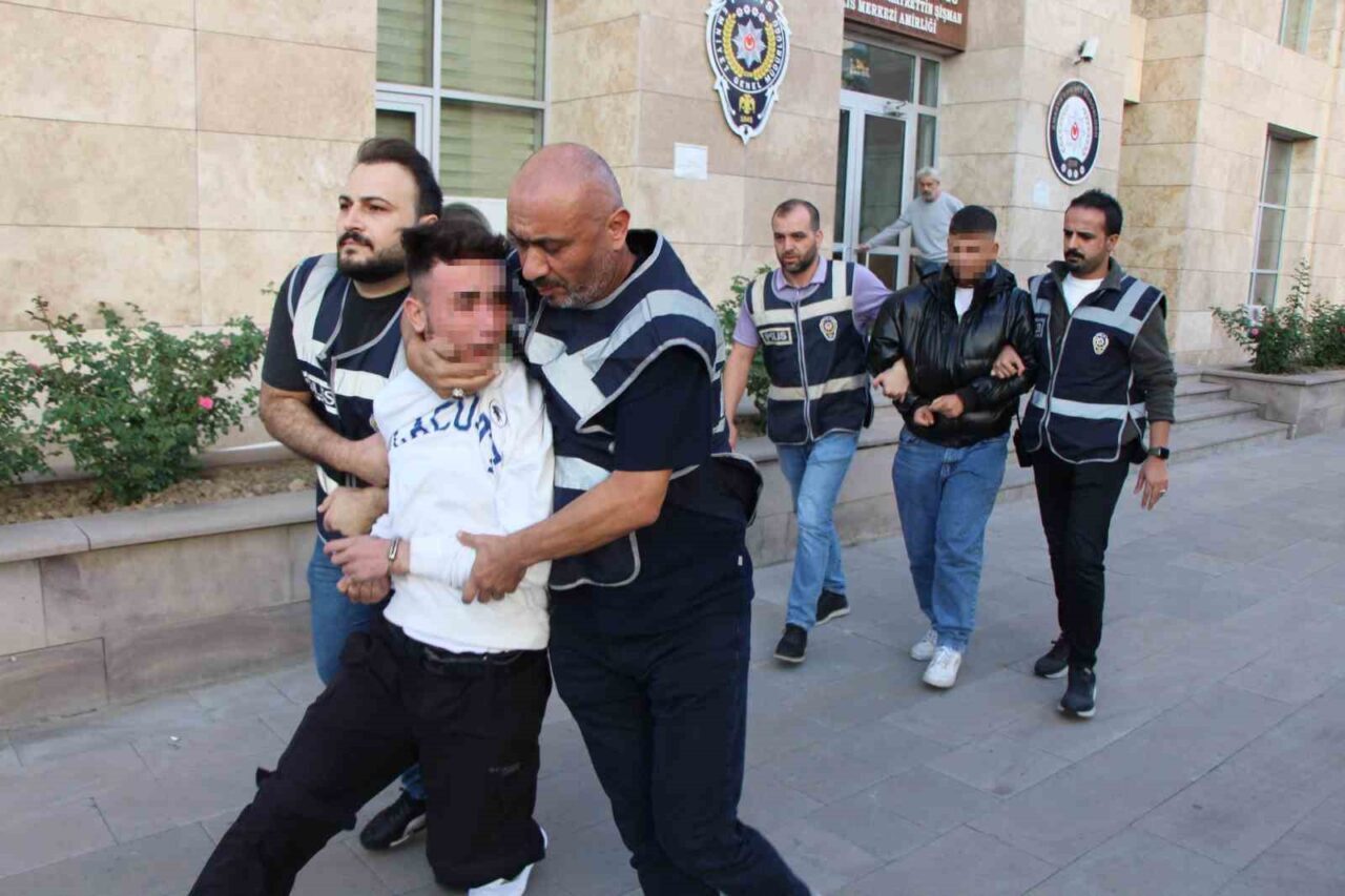 Amasya’da 2 kişiyi akaryakıt istasyonu tuvaletine kadar takip ederek bıçakla