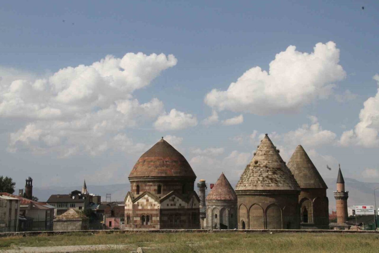 Erzurum Valiliğince hazırlanan “Erzurum Kümbetleri” belgeseli beğeni topladı. Erzurum Valiliğince