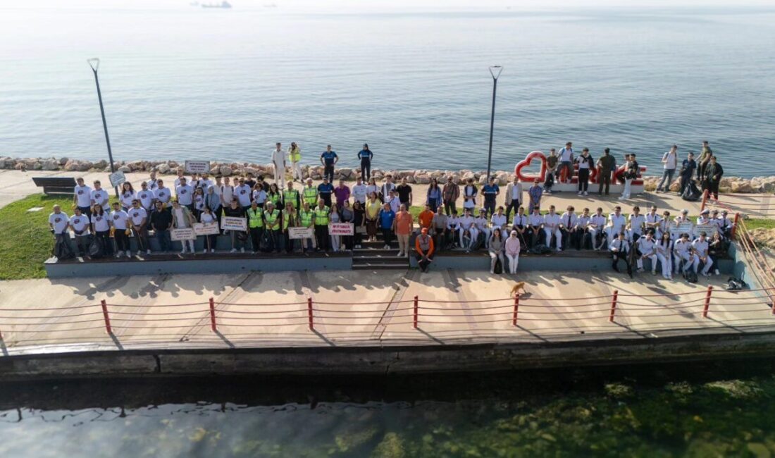 Deniz kirliliğine dikkat çekmek ve çevre bilincini artırmak amacıyla düzenlenen
