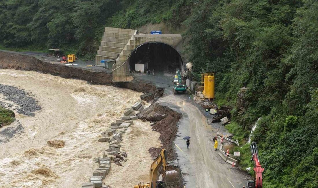 Rize’de heyelan nedeniyle yolu kapanan dünyaca ünlü turizm merkezi Ayder
