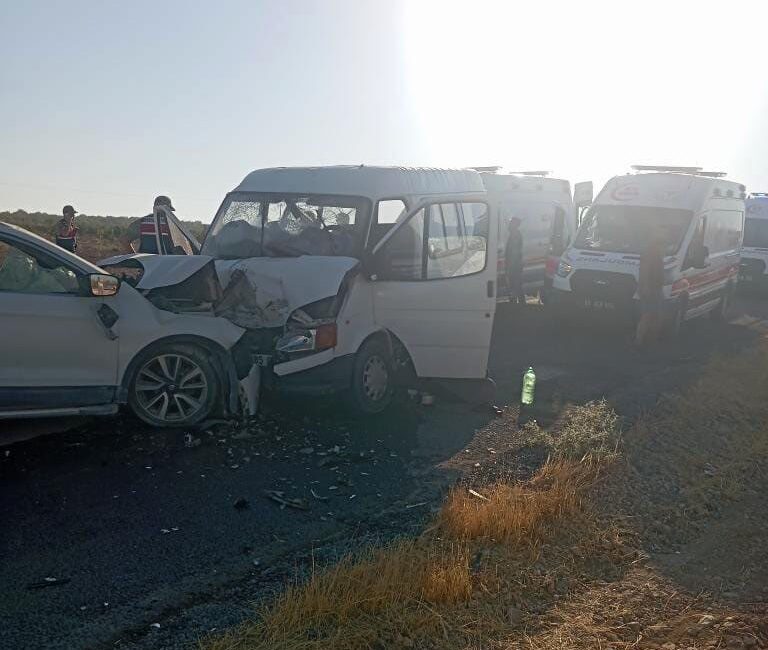 Şanlıurfa’nın Hilvan ilçesinde tarım işçilerini taşıyan minibüs ile otomobilin çarpışması