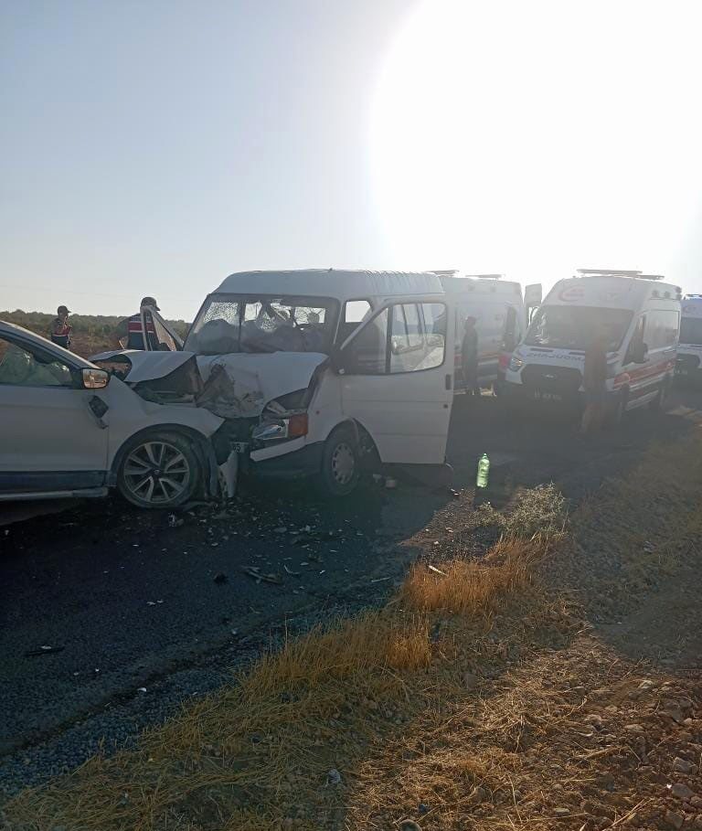 Şanlıurfa’nın Hilvan ilçesinde tarım işçilerini taşıyan minibüs ile otomobilin çarpışması