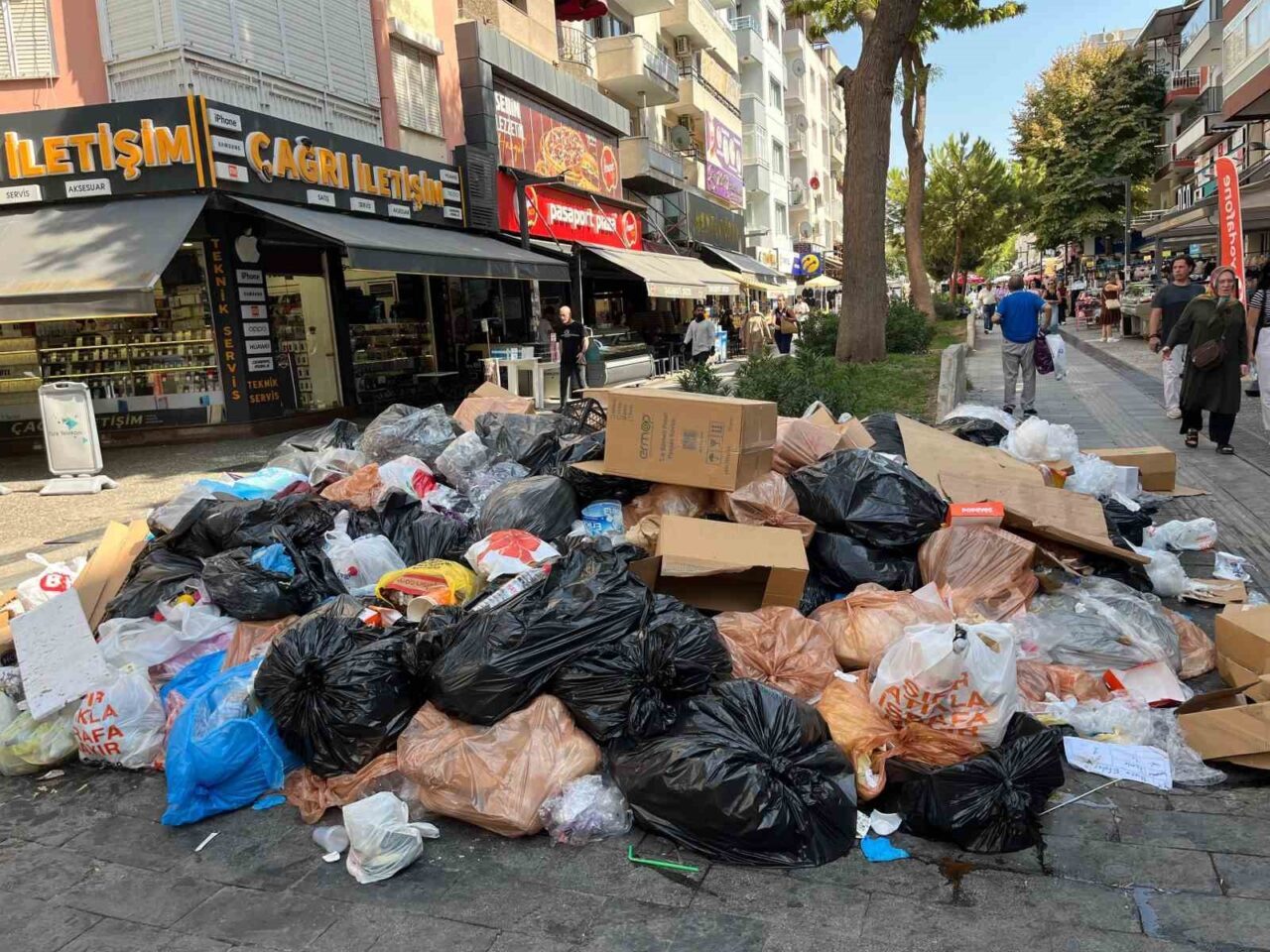 Buca Belediyesi’nde maaşlarını ve geriye dönük alacaklarını aylardır alamayan işçilerin