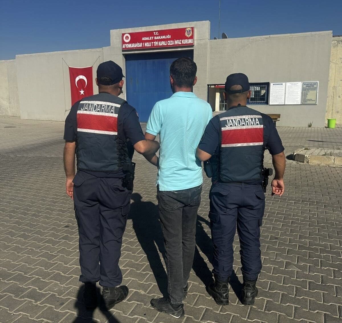 Afyonkarahisar’da 18 yıl hapis cezasıyla aranan şahıs jandarmanın takibi sonrası