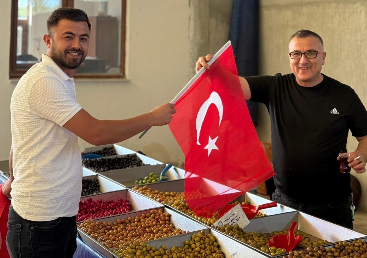 AK Parti Hisarcık Gençlik Kolları Başkanlığı tarafından kapalı pazar yerinde