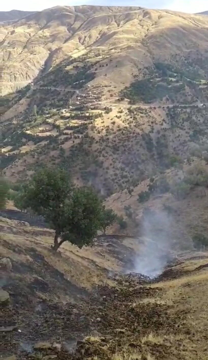 Bitlis’in Hizan ilçesinde çıkan anız yangını itfaiye ekiplerinin müdahalesiyle söndürüldü.