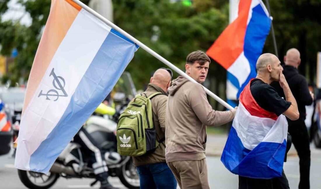 Hollanda’nın Lahey kentinde göçmenlik karşıtı gösteri yapan protestocular ile polis