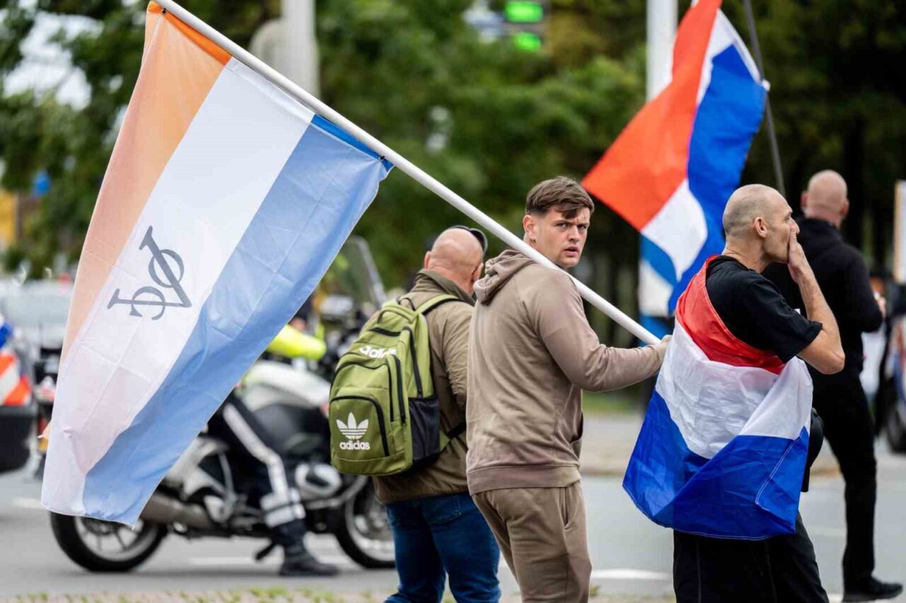 Hollanda’nın Lahey kentinde göçmenlik karşıtı gösteri yapan protestocular ile polis