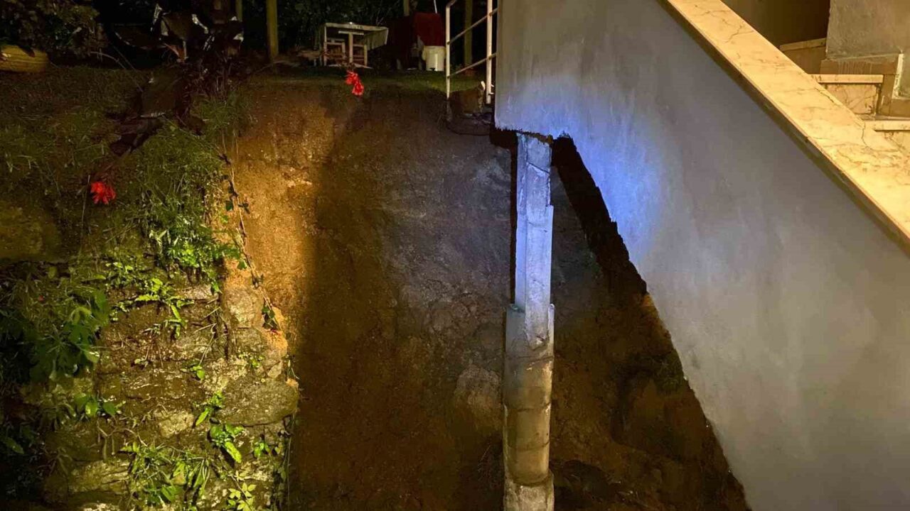 Artvin’in Hopa ilçesinde etkili olan sağanak sonrası bir evin istinat