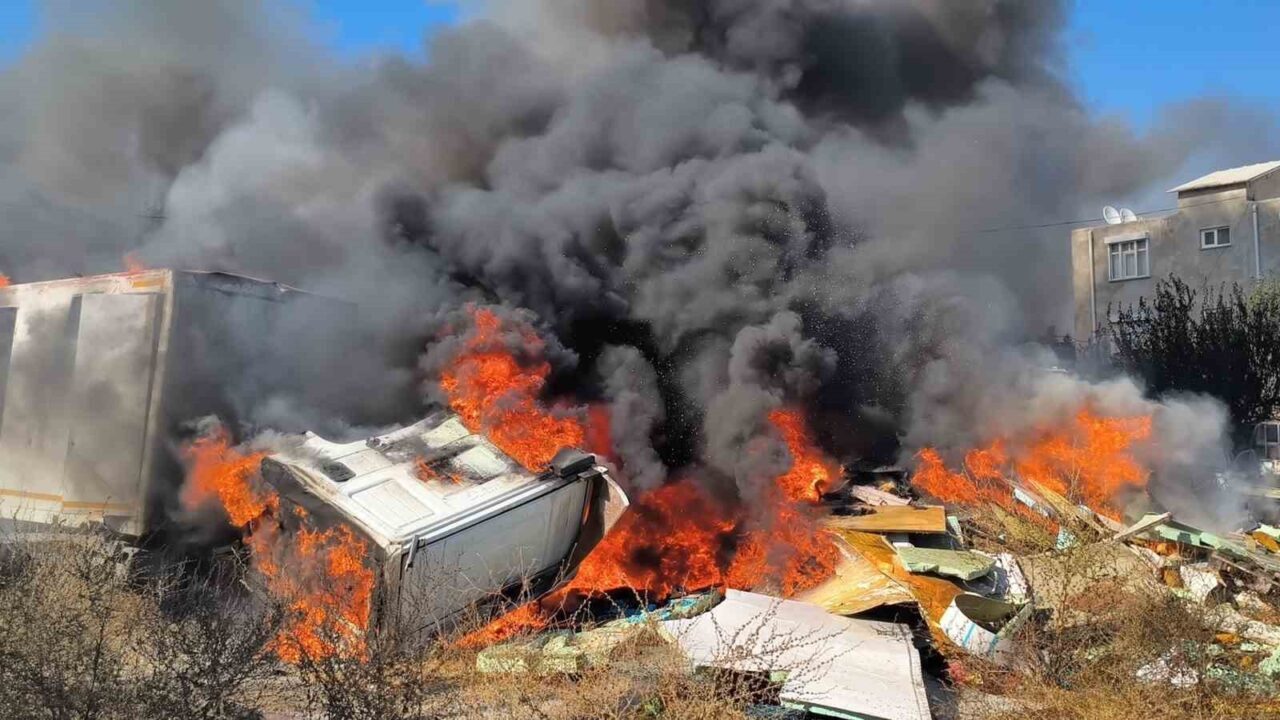 Antalya’da kargılık alanda başlayan ve rüzgarın etkisiyle hızla yayılan yangın