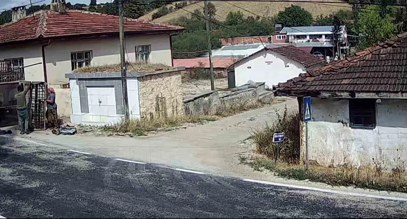 Bilecik’te köy meydanına atık bırakan hurdacılar vatandaşların tepkisine neden oldu.