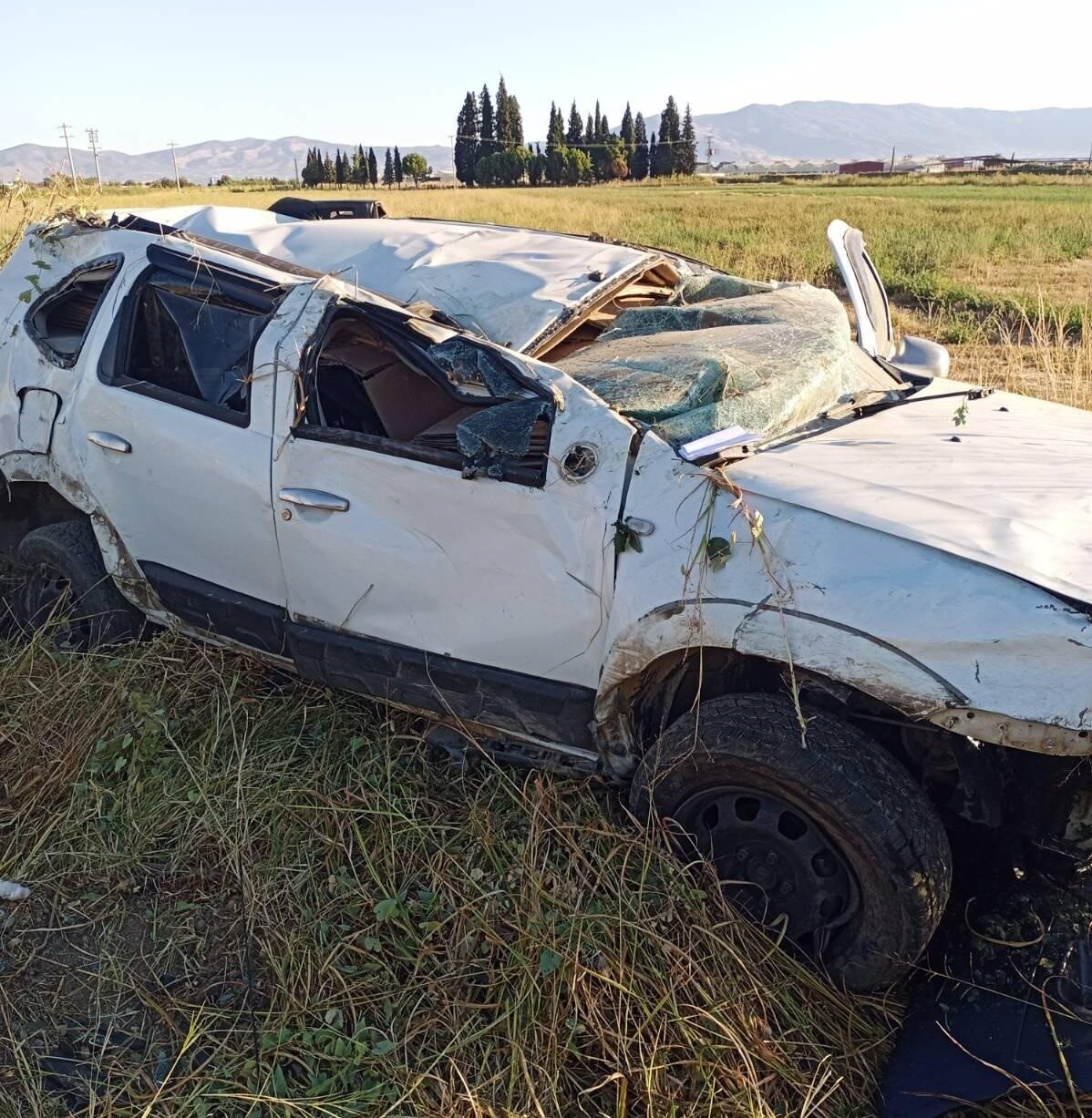 Manisa’nın Salihli ilçesinde sürücüsünün kontrolünden çıkan kamyonet takla atarak tarlaya