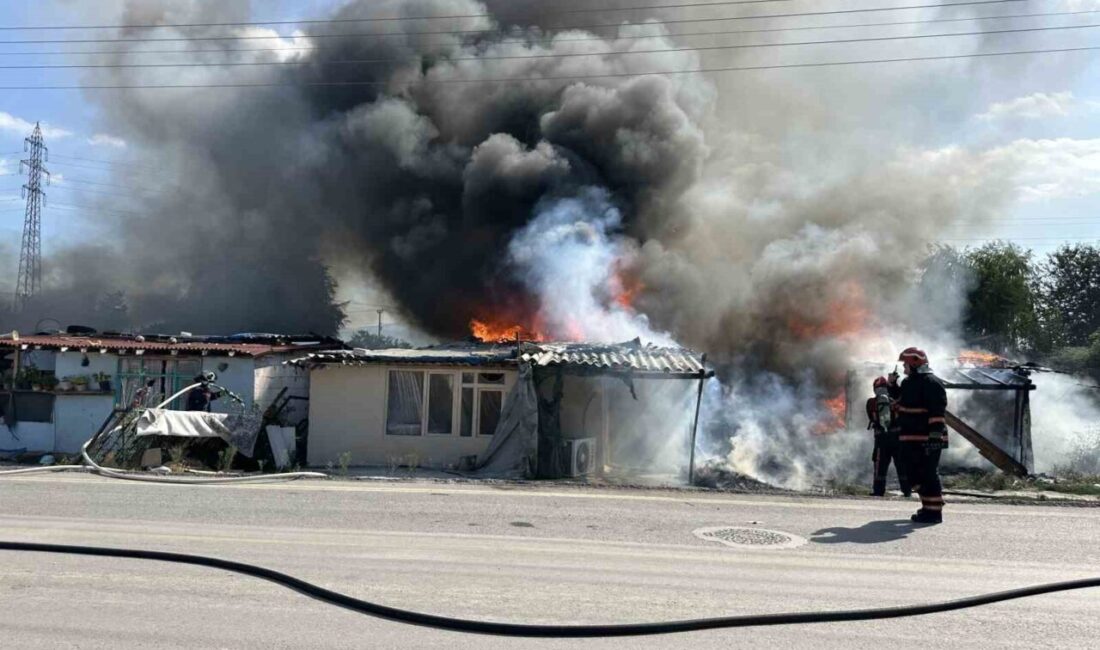 Sakarya’nın Erenler ilçesinde husumetli oldukları öğrenilen iki grup arasında çıkan