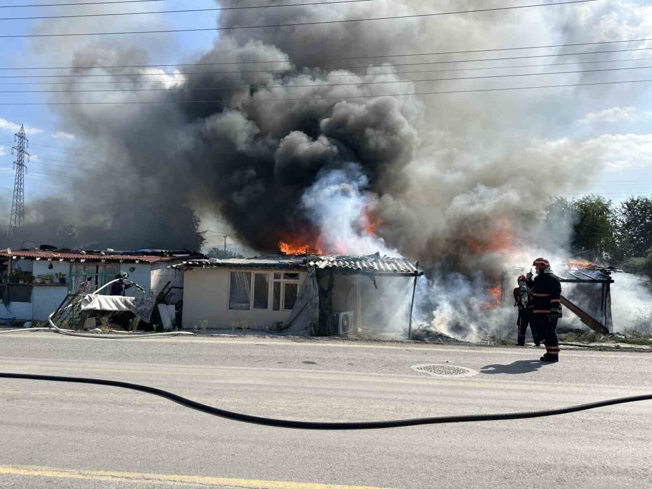 Sakarya’nın Erenler ilçesinde husumetli oldukları öğrenilen iki grup arasında çıkan