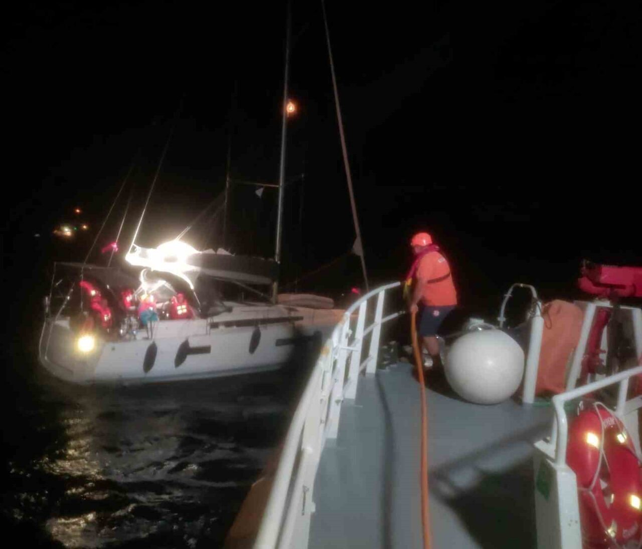 Muğla’nın Fethiye ilçesi açıklarında içinde 8 kişi bulunan ve makine