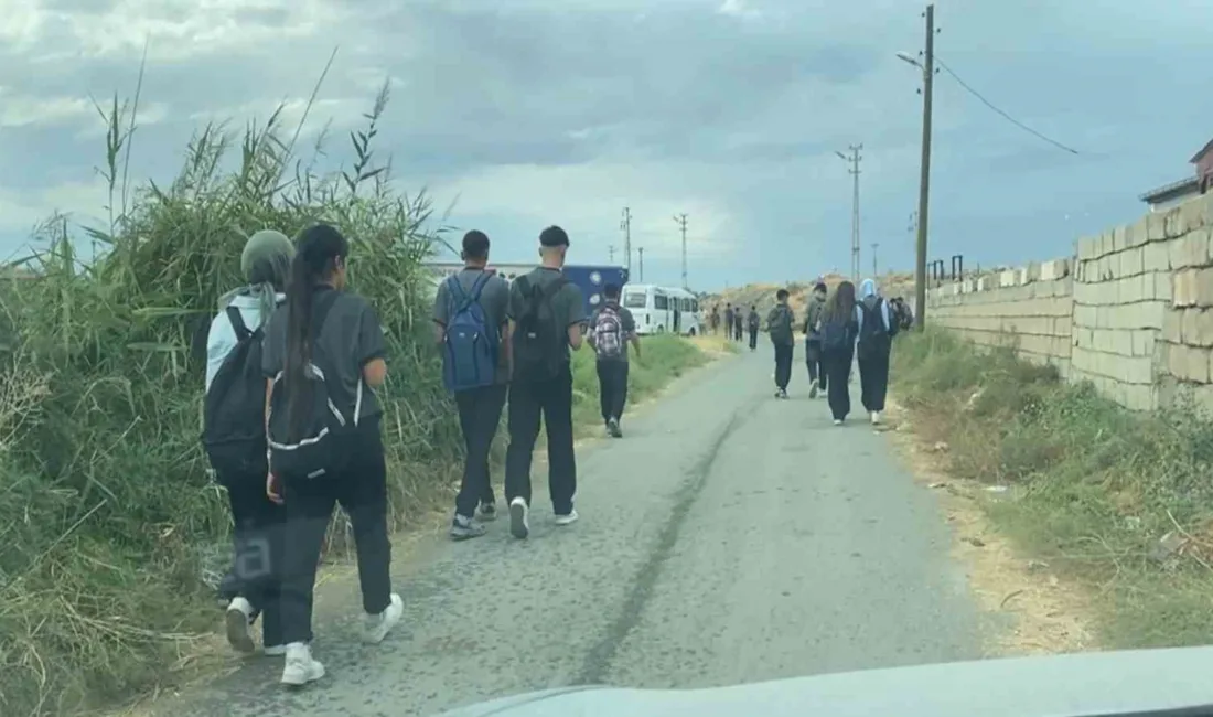 Iğdır Merkez Anadolu Lisesi yolunun dar olması ve yol kenarında