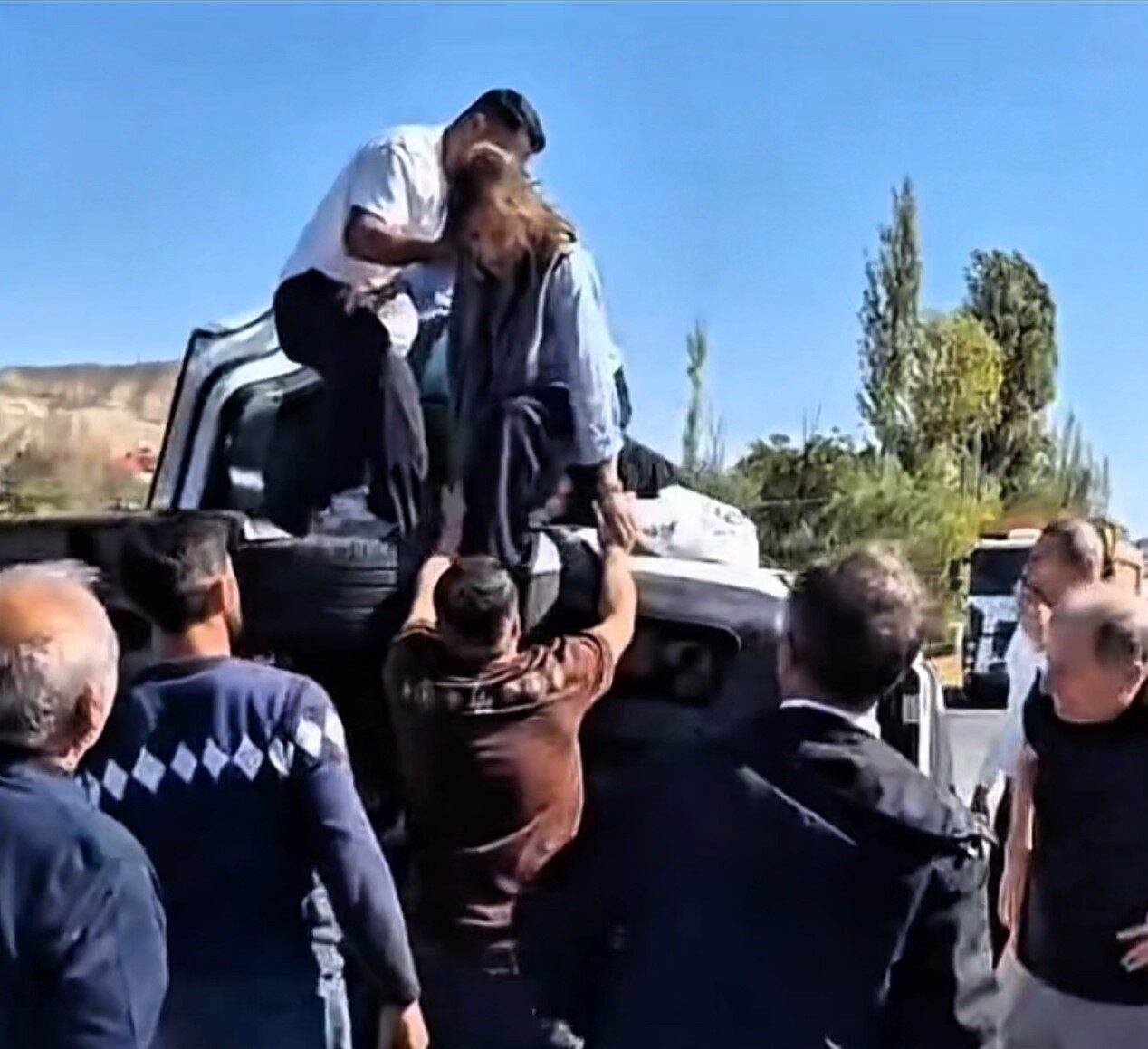 Iğdır’ın Tuzluca ilçesinde, yol çalışmaları nedeniyle trafiğin tek şeritten verildiği