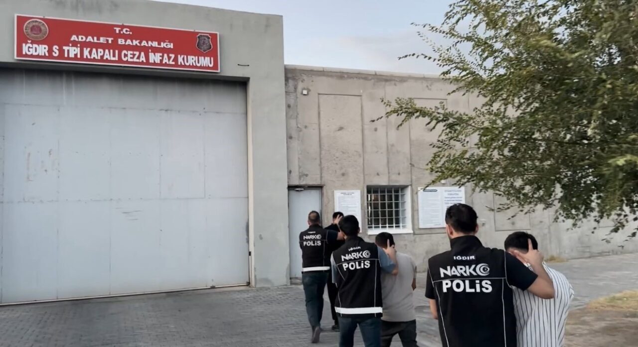 Iğdır’da polis ekiplerinin düzenlediği uyuşturucu operasyonunda gözaltına alınan 3 kişi