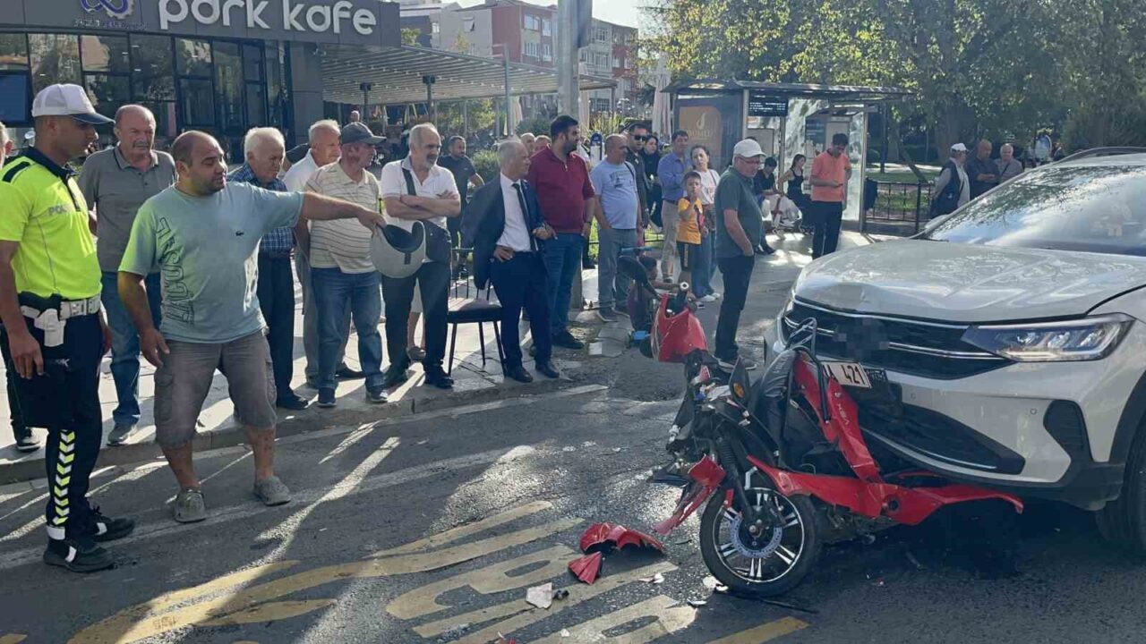 Tekirdağ’ın Çorlu ilçesinde çarpışan iki otomobilin arasında kalan ve sürüklenerek