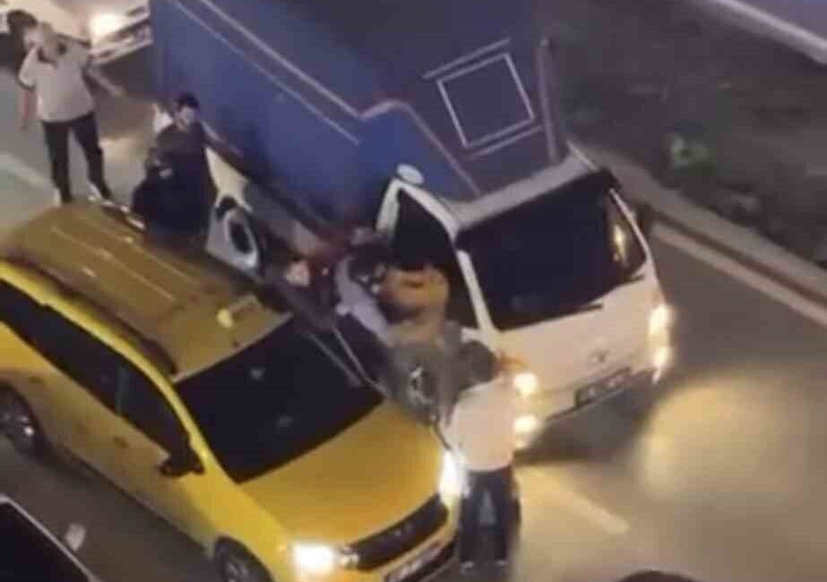 Bursa’da tartışan iki sürücü trafiğin ortasında araçlarından inip kavgaya tutuştu.