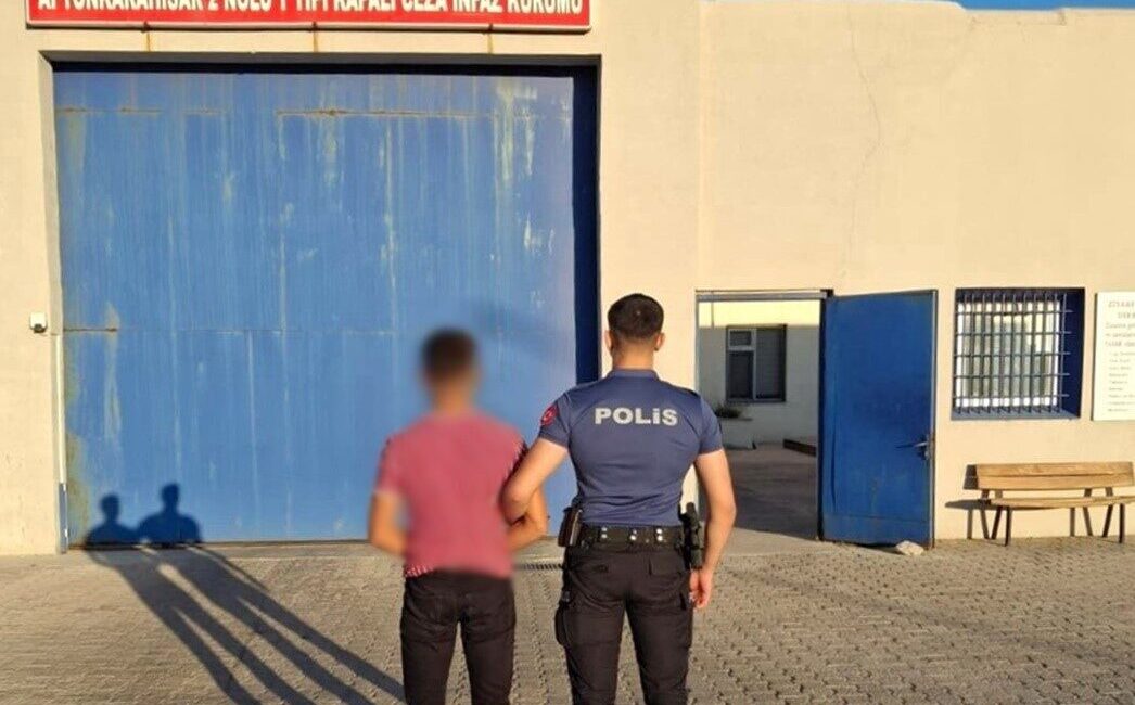 Afyonkarahisar’da çeşitli suçlardan 2 yıl hapis cezasıyla aranan şahıs polisin