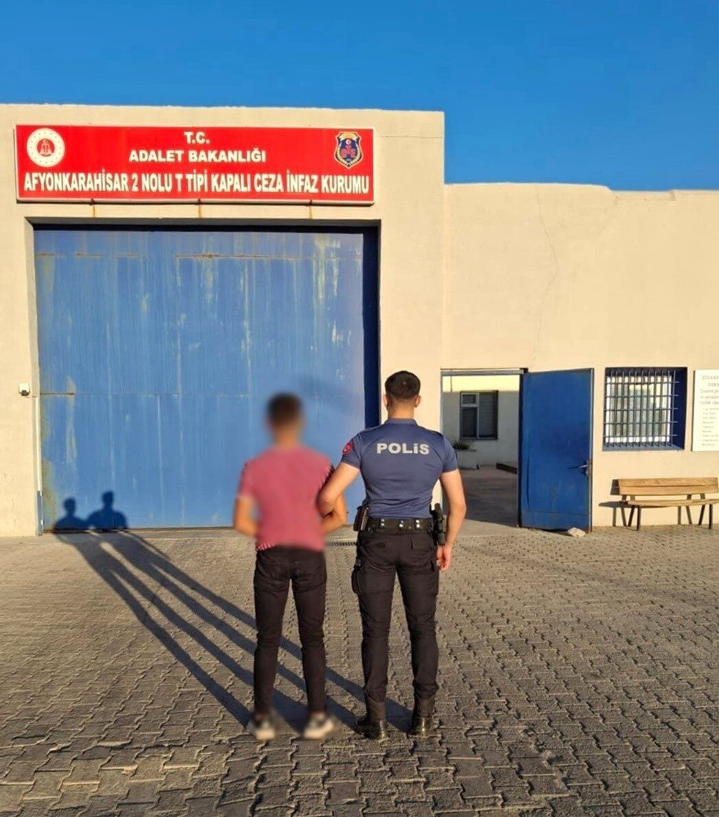 Afyonkarahisar’da çeşitli suçlardan 2 yıl hapis cezasıyla aranan şahıs polisin