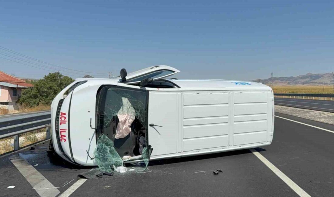 Afyonkarahisar’da kontrolden çıkan ilaç yüklü kamyonet bariyerlere çarparak devrildi. Kazada